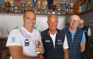 La premiazione del vincitore Emanuele Tua, insieme al Presidente del Comitato di regata Stefano Carattino e al Presidente del CNAM Carlo Canepa