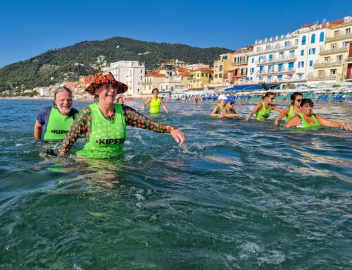 Due turisti svedesi scoprono i benefici della Marcia Acquatica ad Alassio