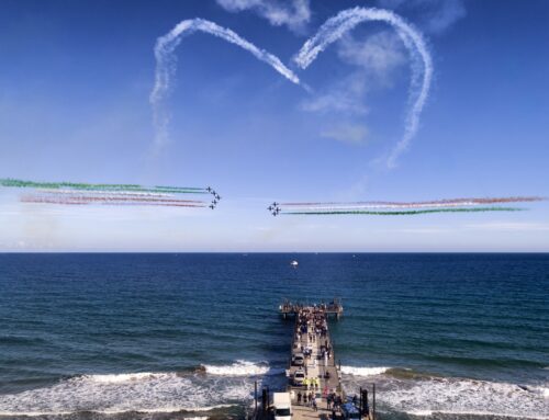 Le Frecce Tricolori tornano ad Alassio con la mostra fotografica all’ex chiesa Anglicana “Alassio presenta il volo acrobatico in formazione”.