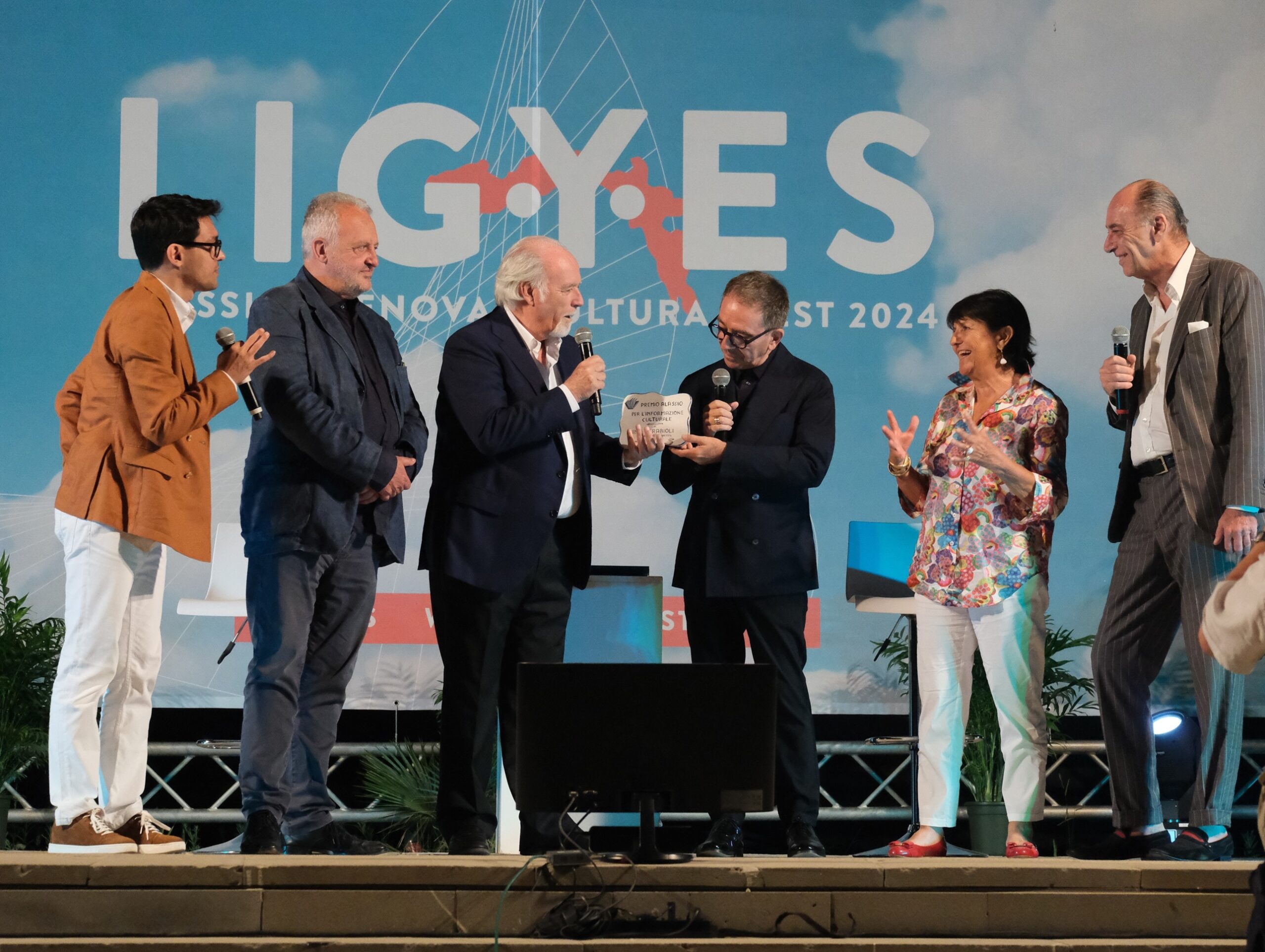 Pino Strabioli ha ricevuto ieri in Piazza Partigiani il Premio Alassio per l’informazione culturale 2024