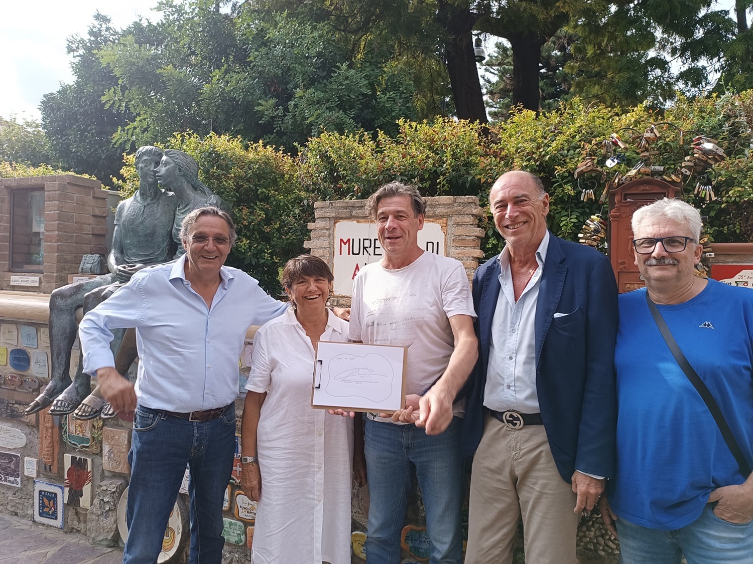 Nicola Berti ha firmato ad Alassio la piastrella del Muretto a lui dedicata