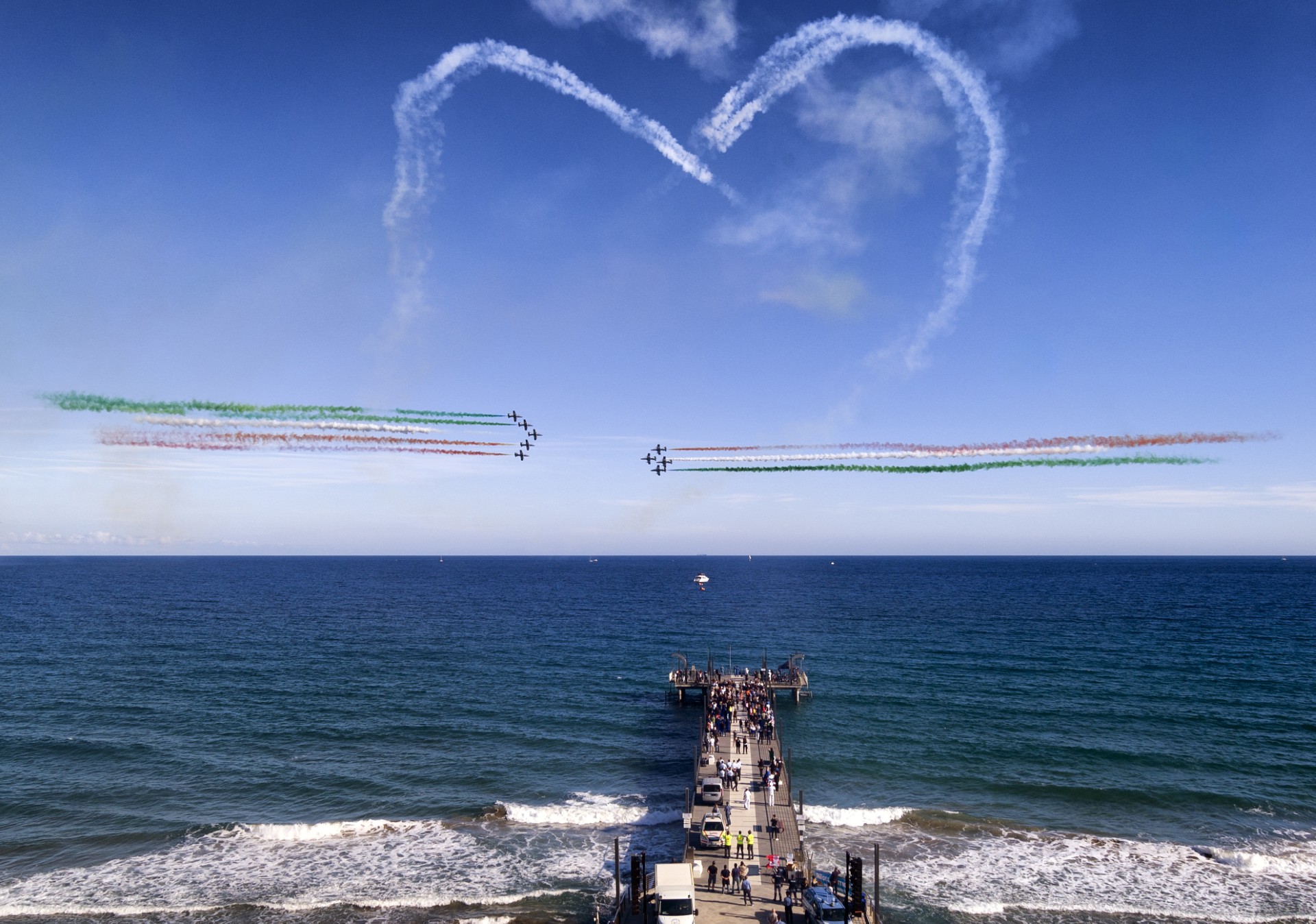 Le Frecce Tricolori tornano ad Alassio con la mostra fotografica all’ex chiesa Anglicana “Alassio presenta il volo acrobatico in formazione”.