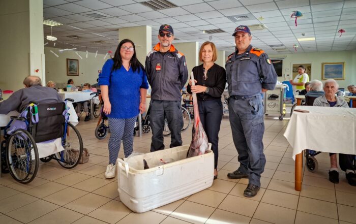 La consegna del pesce spada alla Residenza Protetta Dott. Giacomo Natale